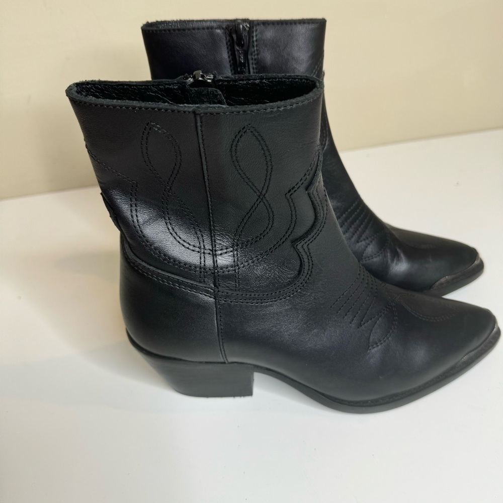 STEVE MADDEN - GREYSON WESTERN MEDAL TIP BOOT SIZE 6